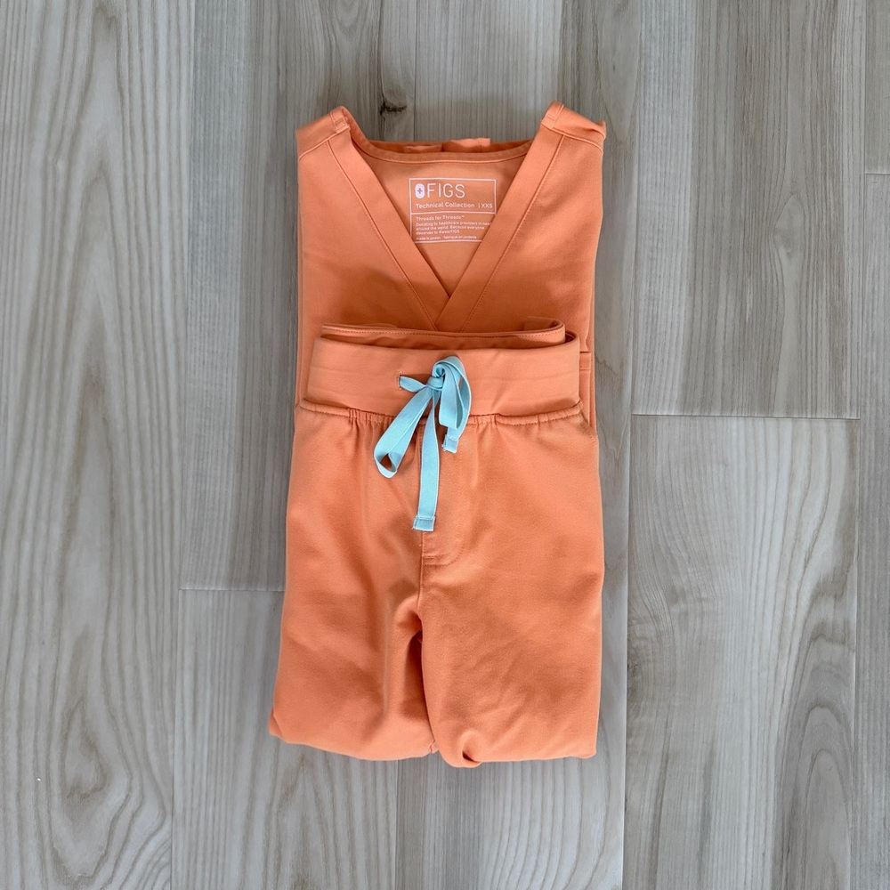 Figs Women's Scrub Set